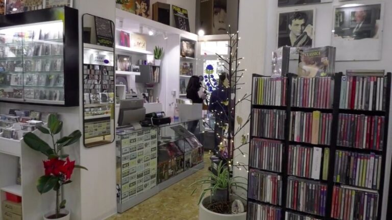 Pope Francis Pops by His Favorite Record Store in Rome to Say &lsquo;Hello&rsquo;